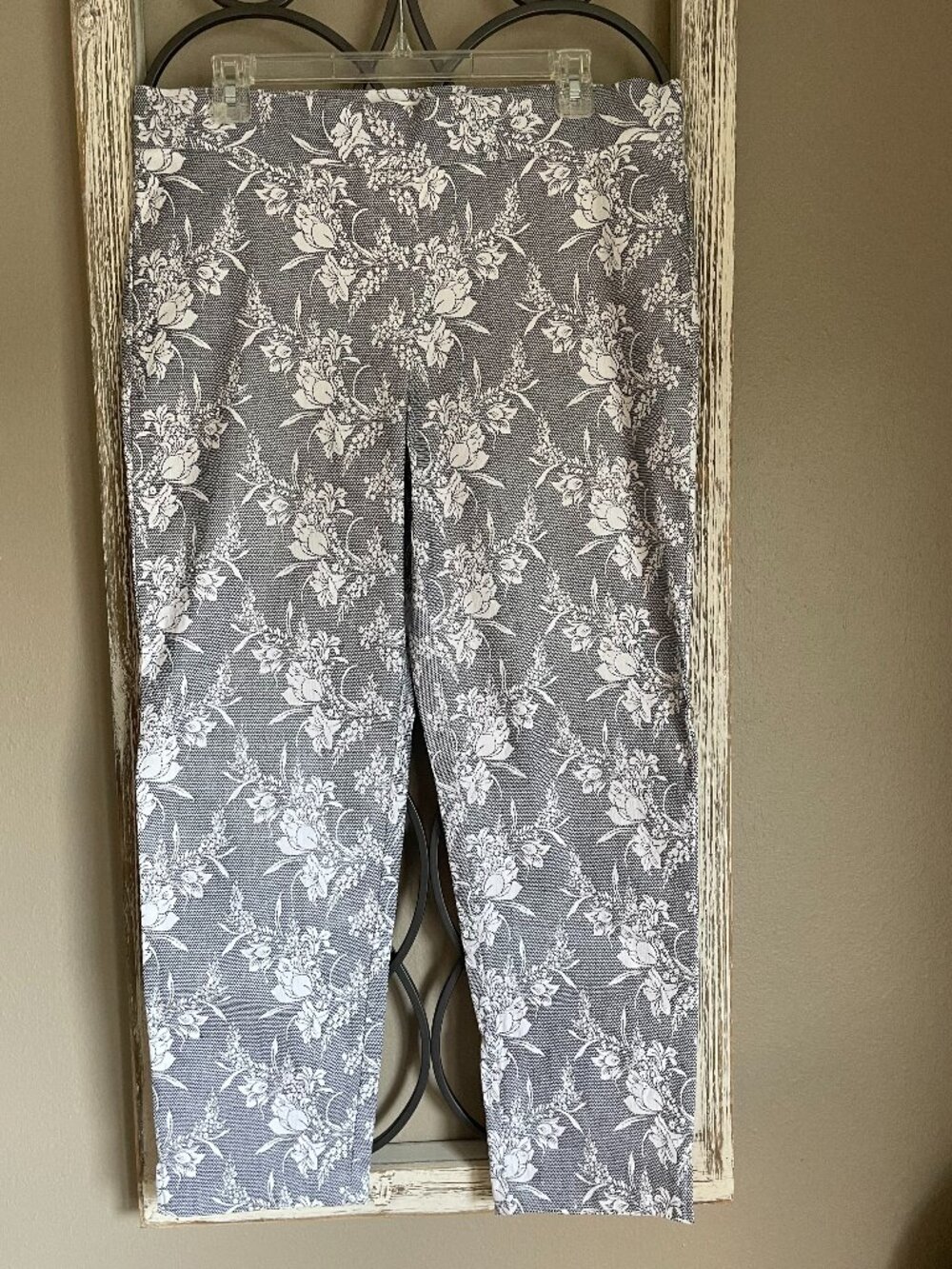 89th & Madison Gray White Floral Toile Cropped Dress Pants Capri Trousers Large